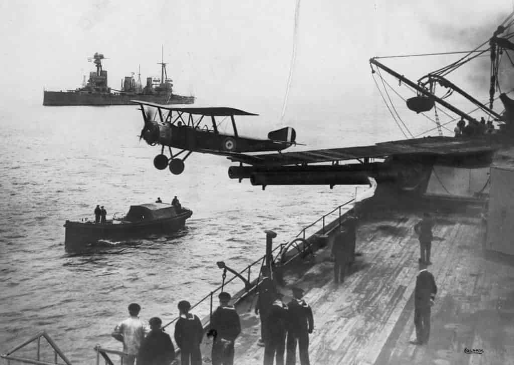 Самолет Сопвич «Полуторастоечный» взлетает с катапульты, установленной на башне британского военного корабляСамолет Сопвич «Полуторастоечный» взлетает с катапульты, установленной на башне британского военного корабля